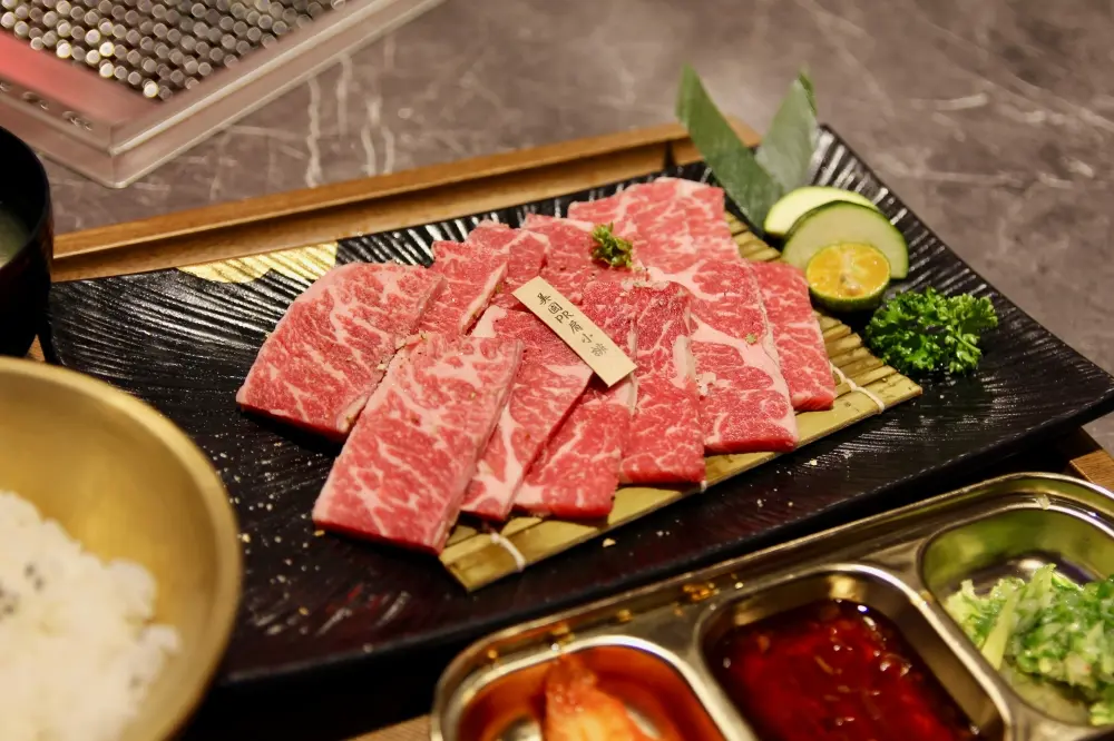 南紡餐廳推薦11家:桌邊火焰牛排、一人燒肉、泰式火山排骨,慶生聚餐先收藏 南紡餐廳推薦11家:桌邊火焰牛排、一人燒肉、泰式火山排骨,慶生聚餐先收藏
