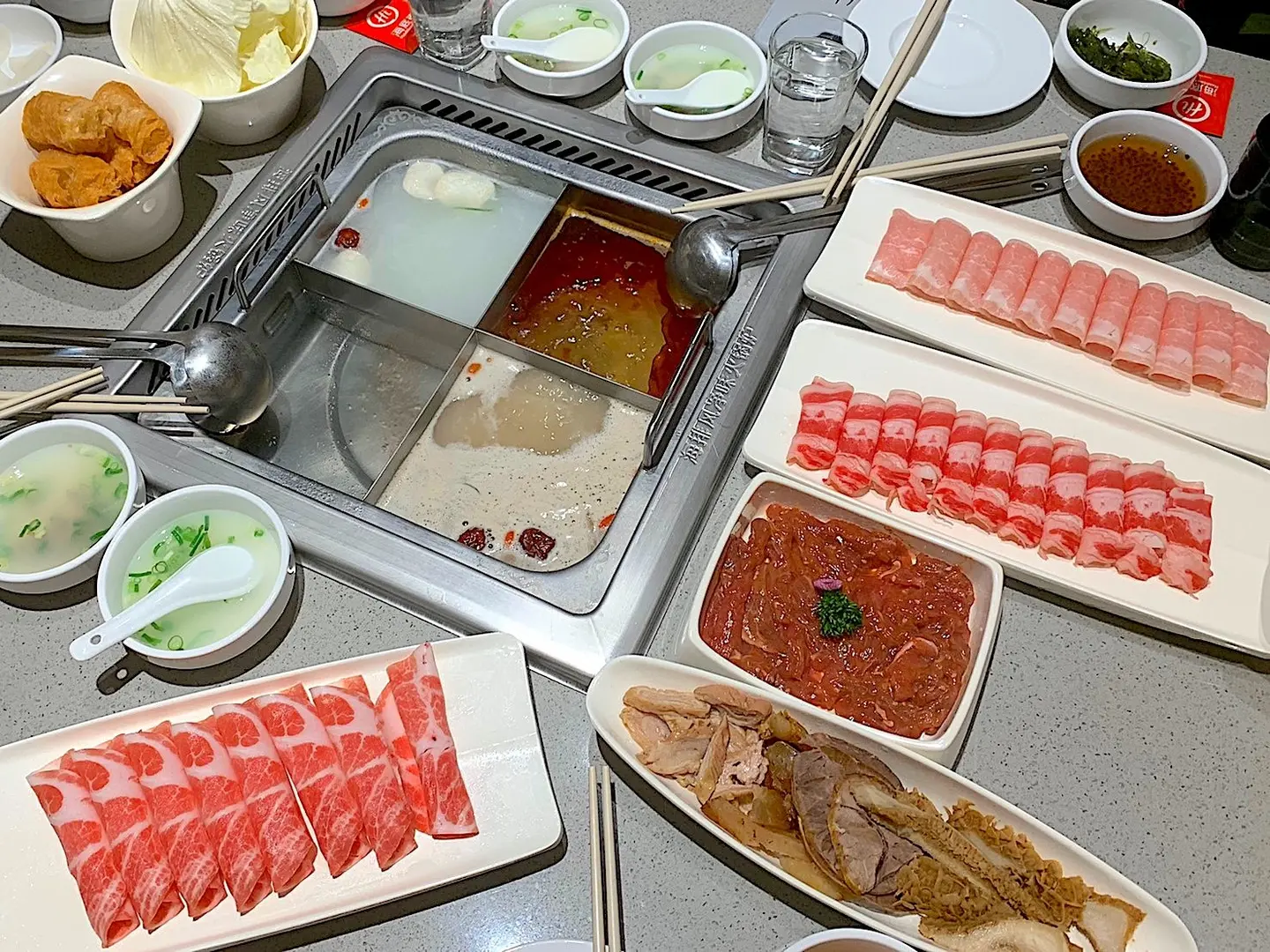 南紡餐廳推薦11家:桌邊火焰牛排、一人燒肉、泰式火山排骨,慶生聚餐先收藏 南紡餐廳推薦11家:桌邊火焰牛排、一人燒肉、泰式火山排骨,慶生聚餐先收藏