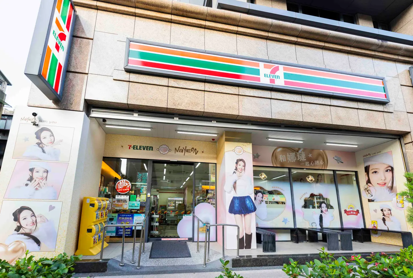 ONCE要朝聖!7-11「TWICE娜璉主題店」打卡,娜璉聯名熱罐、免費送小卡 ONCE要朝聖!7-11「TWICE娜璉主題店」打卡,娜璉聯名熱罐、免費送小卡