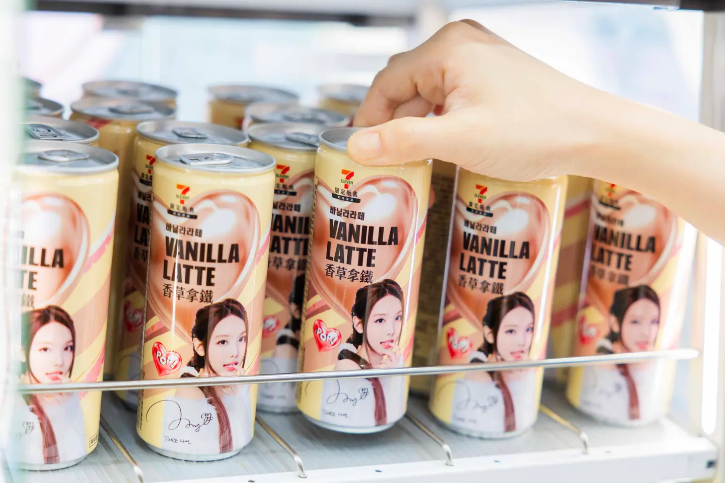 ONCE要朝聖!7-11「TWICE娜璉主題店」打卡,娜璉聯名熱罐、免費送小卡 ONCE要朝聖!7-11「TWICE娜璉主題店」打卡,娜璉聯名熱罐、免費送小卡