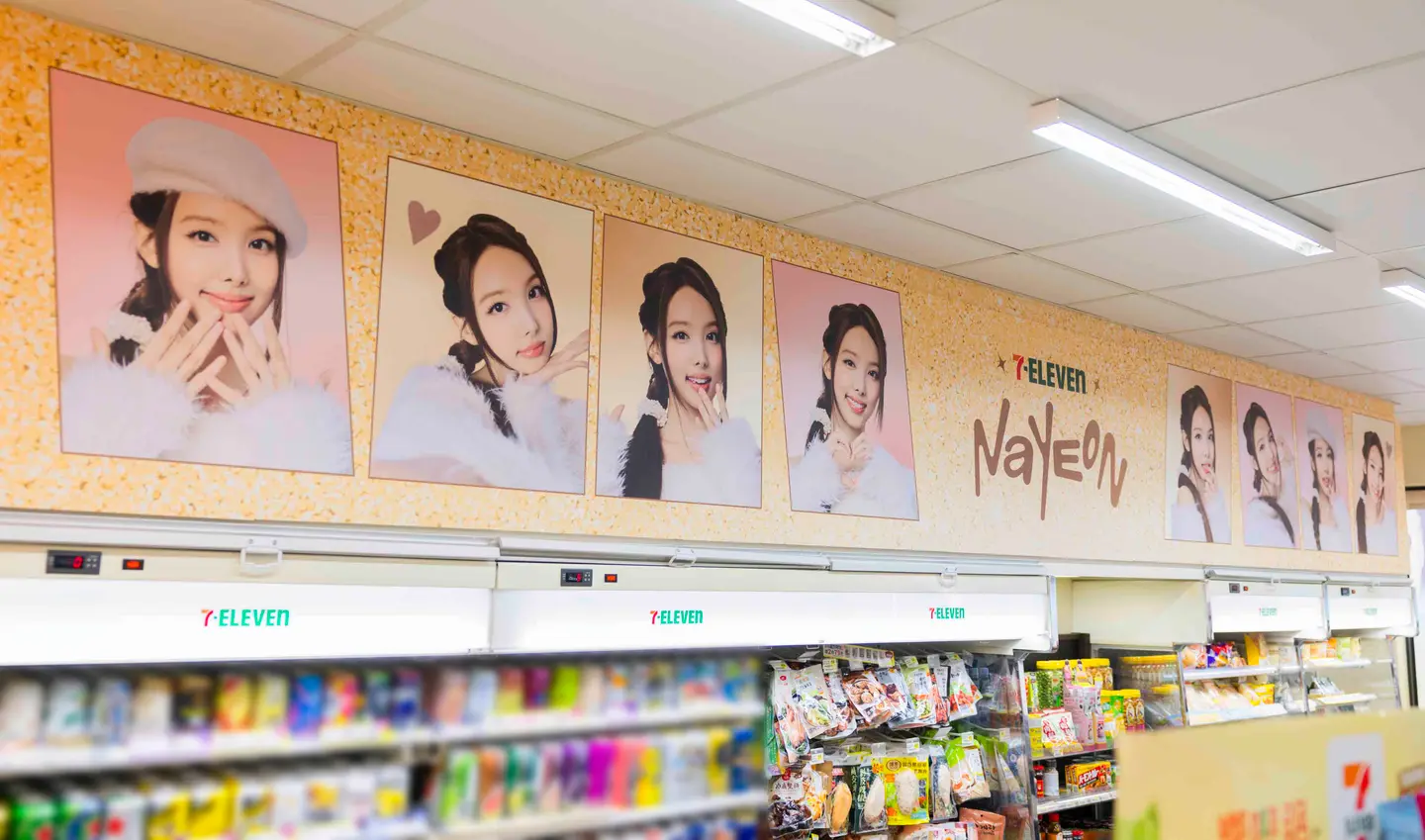 ONCE要朝聖!7-11「TWICE娜璉主題店」打卡,娜璉聯名熱罐、免費送小卡 ONCE要朝聖!7-11「TWICE娜璉主題店」打卡,娜璉聯名熱罐、免費送小卡