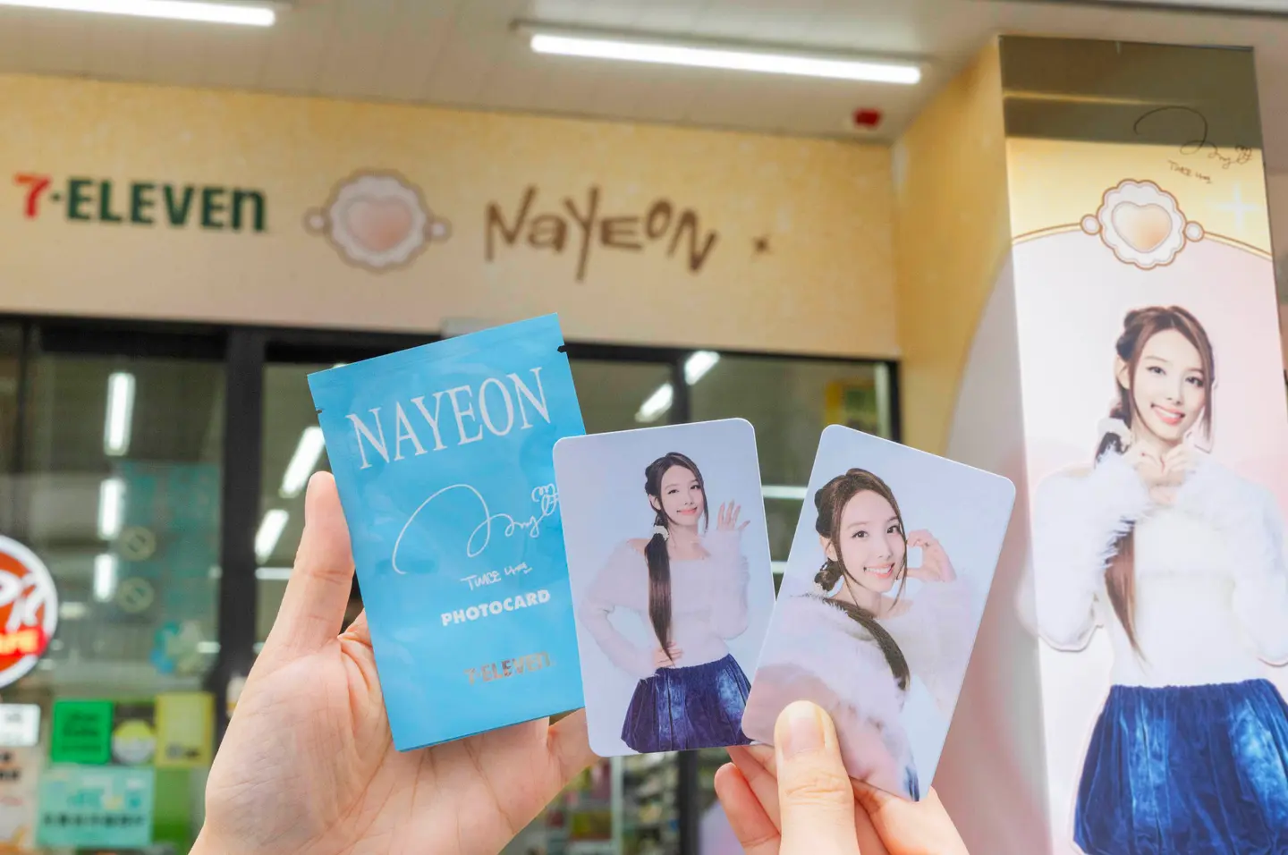 ONCE要朝聖!7-11「TWICE娜璉主題店」打卡,娜璉聯名熱罐、免費送小卡 ONCE要朝聖!7-11「TWICE娜璉主題店」打卡,娜璉聯名熱罐、免費送小卡