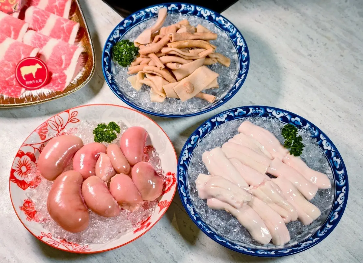 對身分證免費送「巨無霸肉盤」!爽嗑50隻大蝦、肥美蛤蠣,必點港式沙嗲鍋 對身分證免費送「巨無霸肉盤」!爽嗑50隻大蝦、肥美蛤蠣,必點港式沙嗲鍋