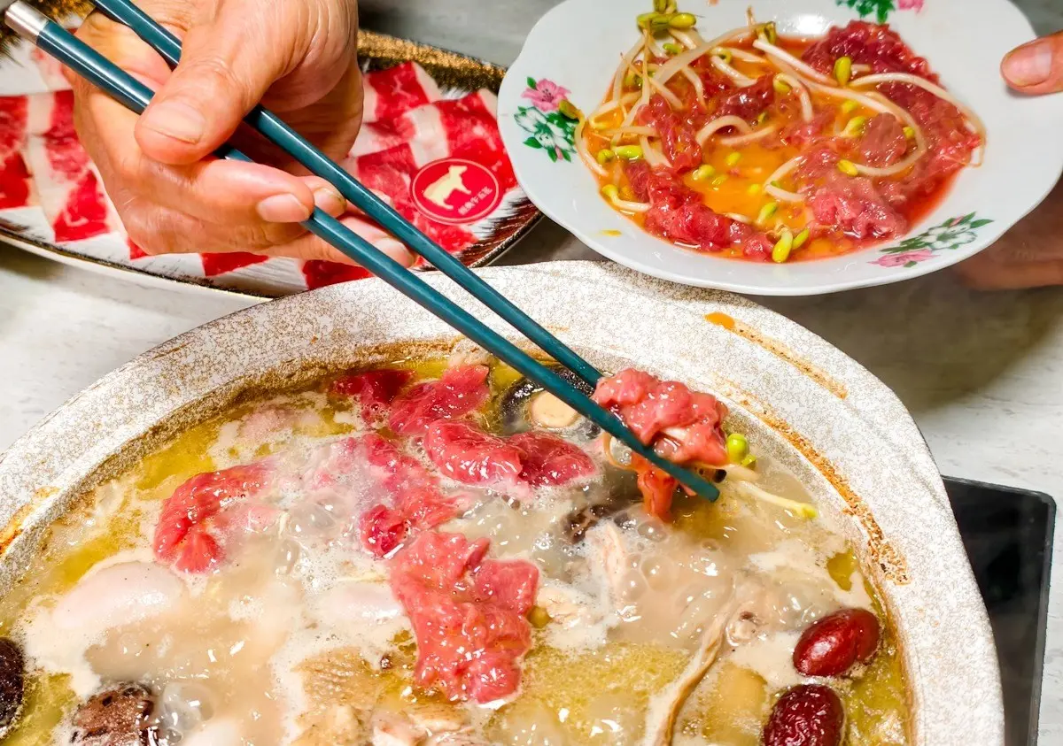 對身分證免費送「巨無霸肉盤」!爽嗑50隻大蝦、肥美蛤蠣,必點港式沙嗲鍋 對身分證免費送「巨無霸肉盤」!爽嗑50隻大蝦、肥美蛤蠣,必點港式沙嗲鍋