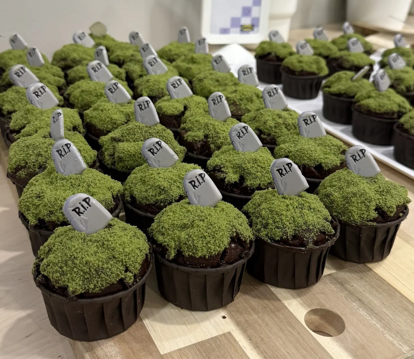 全台８間「2026萬聖節飲品＋甜點」！超狂皮蛋奶茶、黑貓馬卡龍、RIP杯子蛋糕