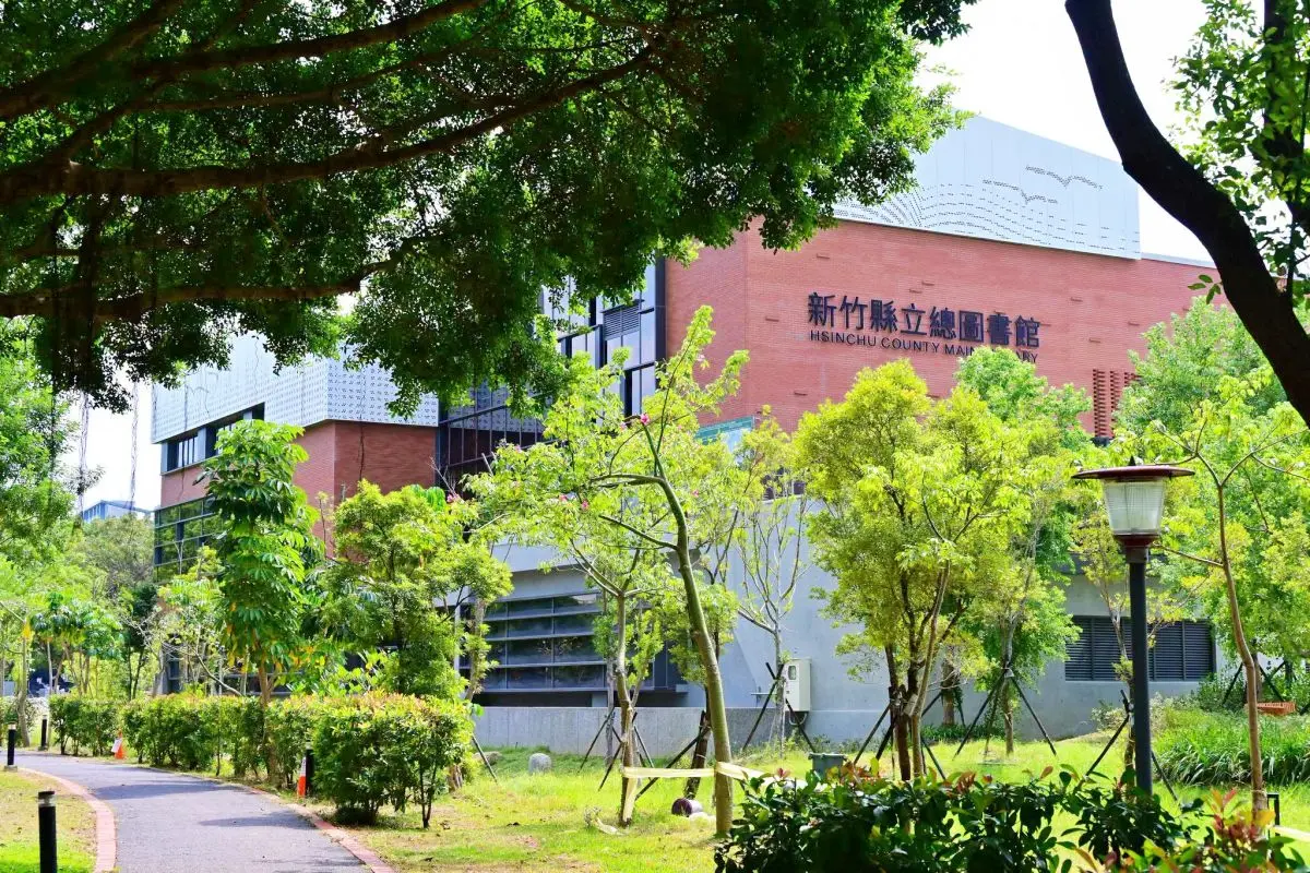 「新竹縣立總圖書館」10/29試營運!公園綠地景觀圍繞,設有電競室、手作教室 「新竹縣立總圖書館」10/29試營運!公園綠地景觀圍繞,設有電競室、手作教室