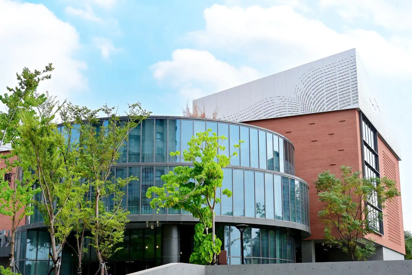 「新竹縣立總圖書館」10/29試營運!公園綠地景觀圍繞,設有電競室、手作教室 「新竹縣立總圖書館」10/29試營運!公園綠地景觀圍繞,設有電競室、手作教室