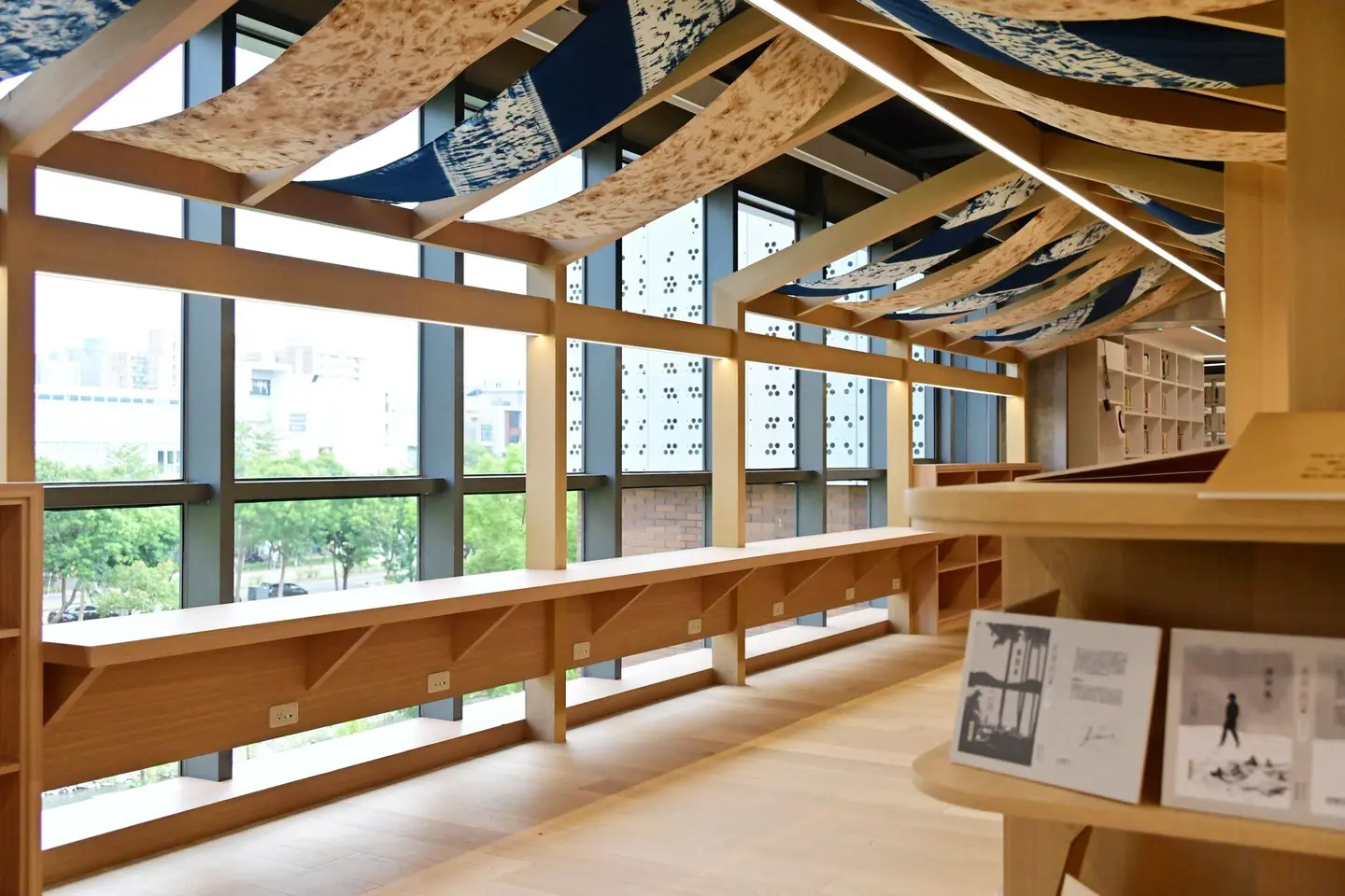 「新竹縣立總圖書館」10/29試營運!公園綠地景觀圍繞,設有電競室、手作教室 「新竹縣立總圖書館」10/29試營運!公園綠地景觀圍繞,設有電競室、手作教室