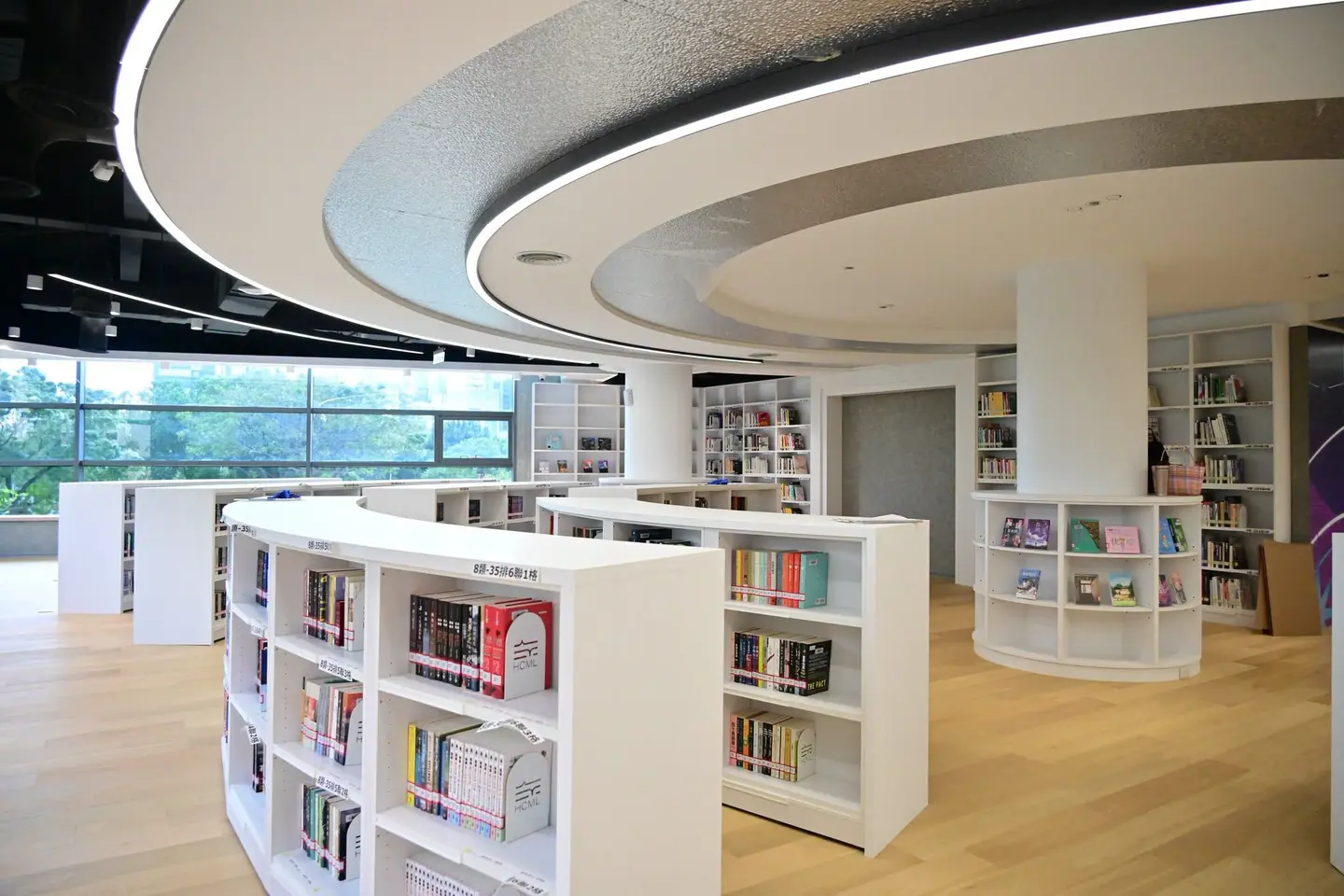 「新竹縣立總圖書館」10/29試營運!公園綠地景觀圍繞,設有電競室、手作教室 「新竹縣立總圖書館」10/29試營運!公園綠地景觀圍繞,設有電競室、手作教室