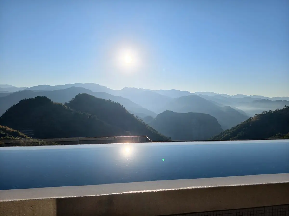 雲海第一排！阿里山最美旅宿入住現折1920元，再享無邊際泳池、吃到飽