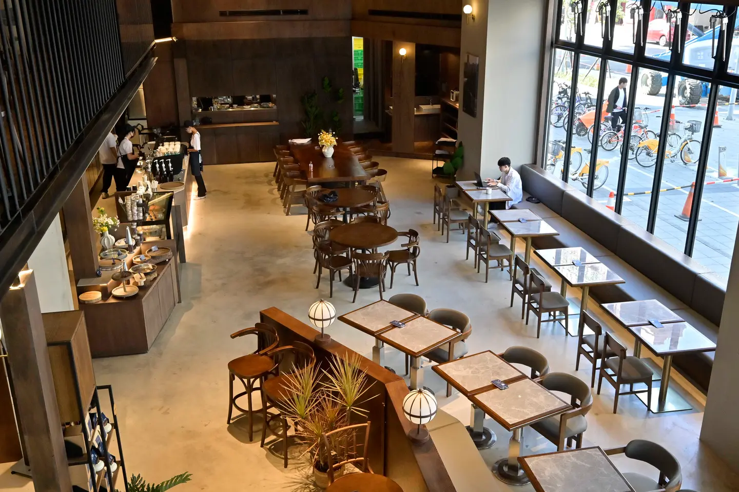 路易莎新品牌「NuMove續行」開了！６米挑高侘寂風捷運餐廳，118元起吃早午餐