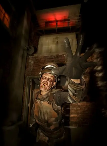 不跑會被吃掉!陰屍路喪屍嚇死人不償命 Walking Dead Attraction_10.jpg
