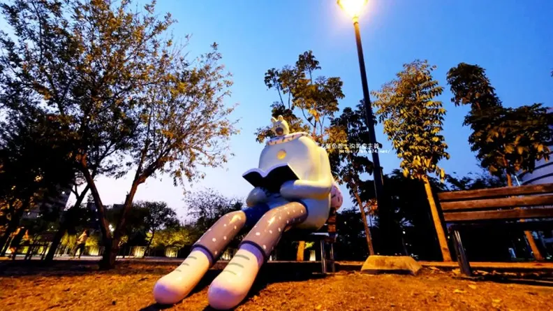 台中IG新亮點 巨大「熊超人」出沒公園超好拍