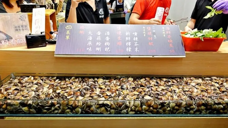 這不是健康步道！滿滿「蛤蠣吧檯」　夜市超狂吃法「尚青」