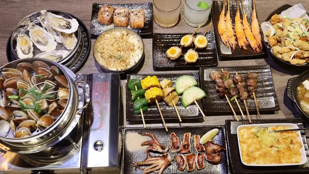 超狂「痛風塔」買一送一！中部串燒霸主開新店，「章魚燒炒泡麵」太有哽