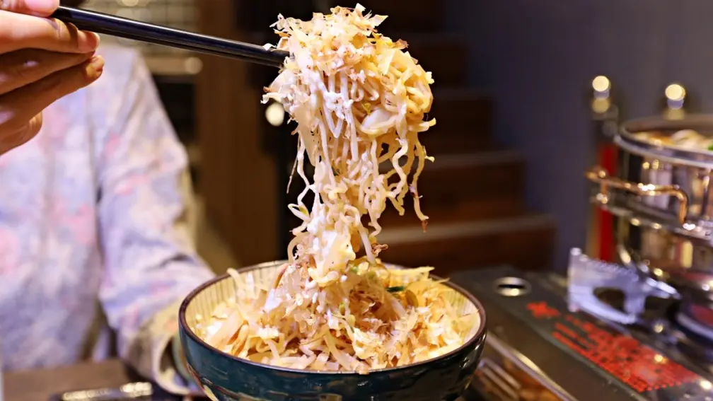 超狂「痛風塔」買一送一！中部串燒霸主開新店，「章魚燒炒泡麵」太有哽