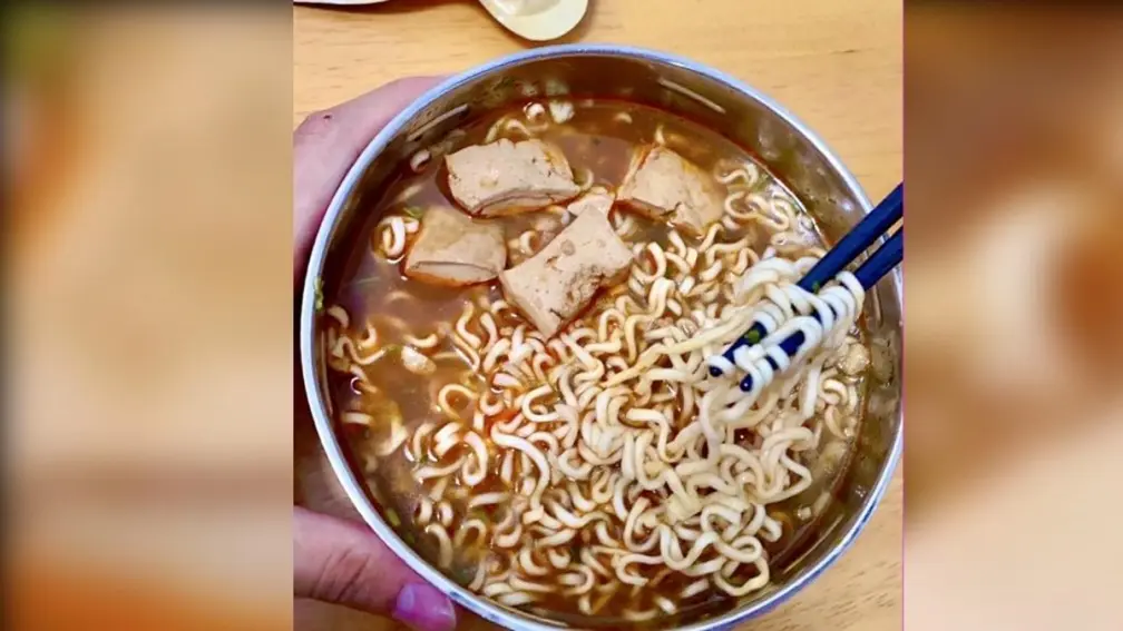 泡麵怎麼煮最好吃？網友舌戰料理包添加順序，意外釣出男神金城武煮法