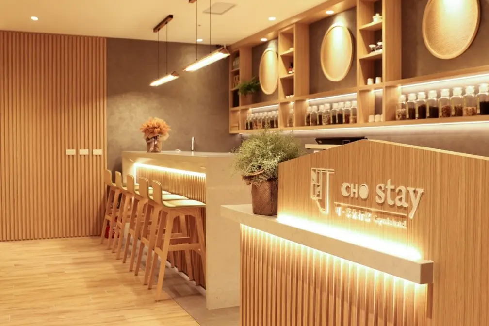 全台唯一「機場膠囊旅館」回歸！網美必拍樹屋房，dyson吹風機、充電線可用