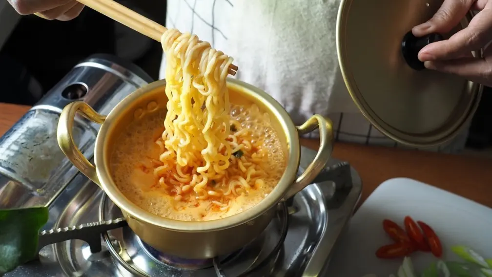 追劇必吃10大泡麵出爐！「來一客」小巧實料排第二，這款炒麵CP值超高奪冠