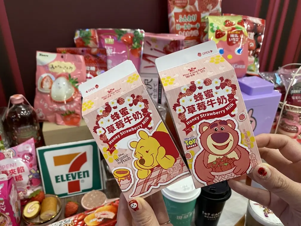 「小丸子草莓飲」太萌啦！7-11百款草莓新品：韓國延世大學調味乳、小新雲朵燒