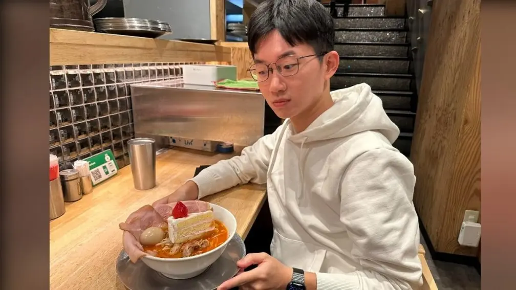 這組合要確定ㄟ？「草莓蛋糕＋拉麵」畫面太衝擊，網紅試吃：味道很神奇