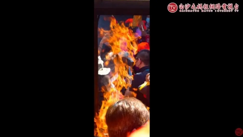 天公爐竄「火龍」奇觀！白沙屯媽祖駐駕朝天宮，數十萬信徒讚嘆：神威顯赫