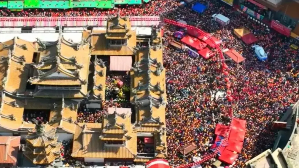 天公爐竄「火龍」奇觀！白沙屯媽祖駐駕朝天宮，數十萬信徒讚嘆：神威顯赫