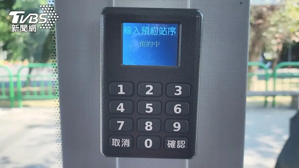公車驚見神祕黑盒子!內行人曝功能及使用方法,網友嗨:高科技好讚 公車驚見神祕黑盒子!內行人曝功能及使用方法,網友嗨:高科技好讚