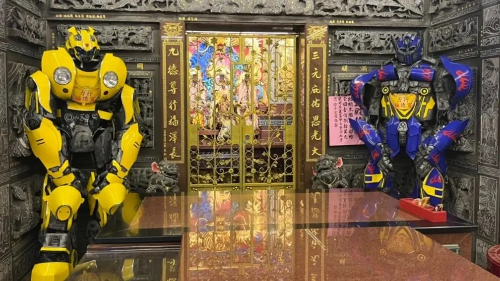 《變形金剛》粉絲嗨翻!2米高大黃蜂、柯博文變身宮廟左右護法,連神明也喜歡 《變形金剛》粉絲嗨翻!2米高大黃蜂、柯博文變身宮廟左右護法,連神明也喜歡