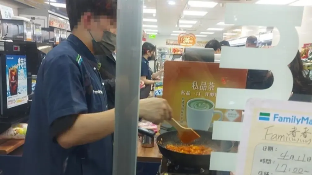 驚呆!超商店員現場「炒年糕」技能再+1,網友:以後能修車也不意外 驚呆!超商店員現場「炒年糕」技能再+1,網友:以後能修車也不意外
