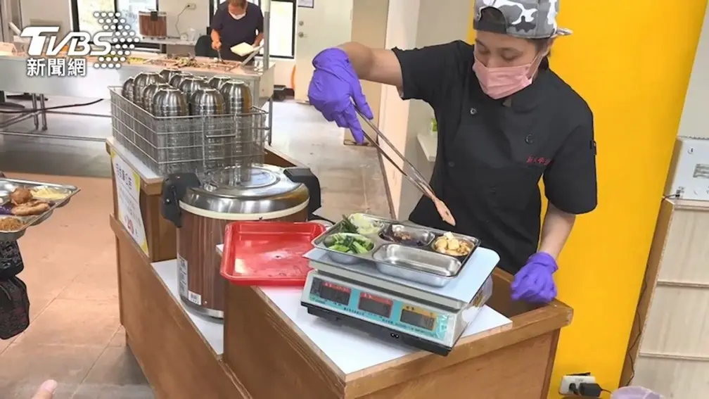 太貴惹眾怨!校園自助餐「4菜1肉」要價180元,業者回應了 太貴惹眾怨!校園自助餐「4菜1肉」要價180元,業者回應了