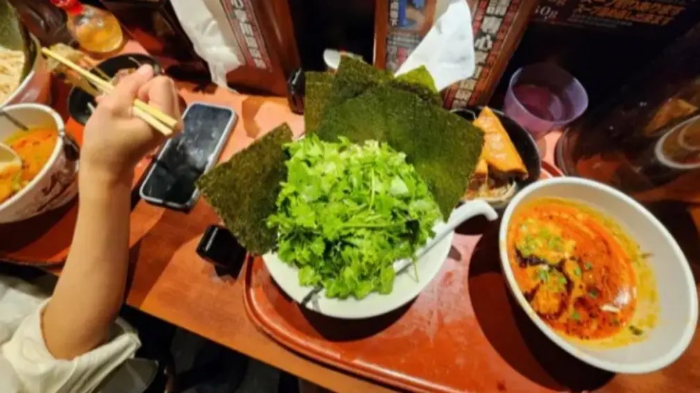 隔著螢幕都聞到味道了！超狂拉麵加滿香菜，網友嚇歪：是盆栽吧