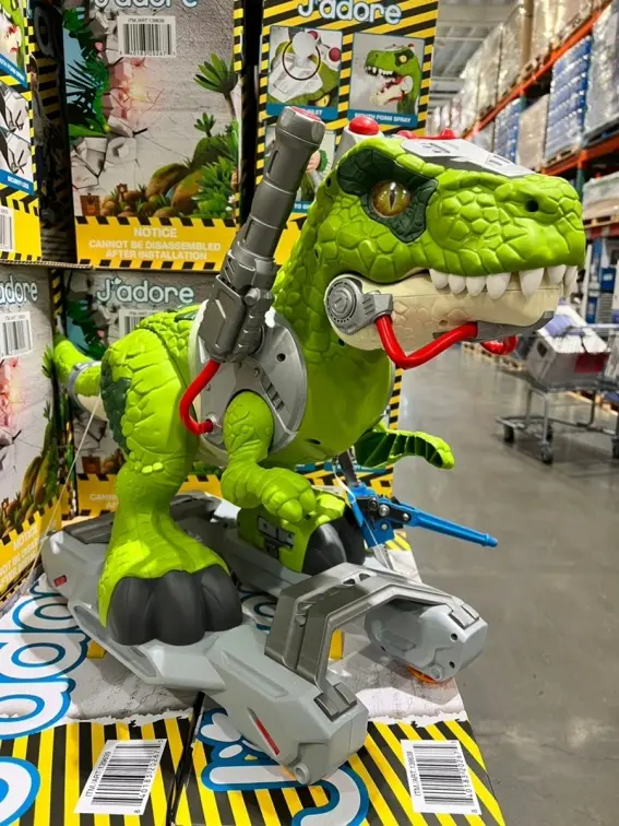 好市多酷炫新品引發瘋搶！３歲小孩秒變「龍騎士」，會噴煙、吼叫超逼真