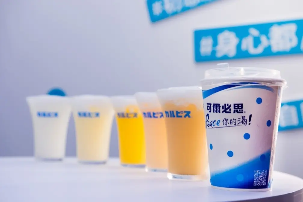 可爾必思開飲料店啦！必喝每週限定酸甜奶泡特調，浪漫水玉圓點店裝超美拍