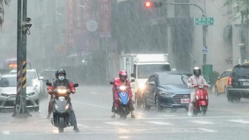下班注意！14縣市發布大雨特報，恐下到晚上防雷擊及強陣風