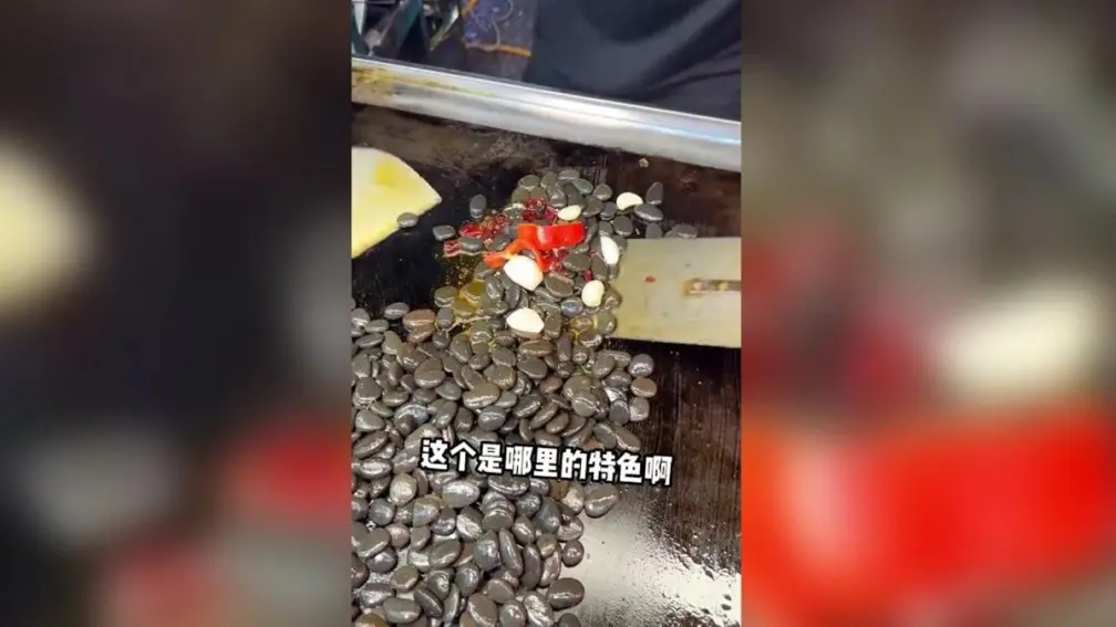 夜市竟然賣「爆炒鵝卵石」！只加調味料沒其他食材，網友驚：誤吞就進醫院了