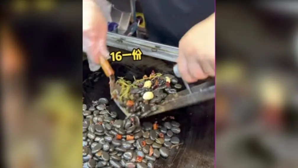 夜市竟然賣「爆炒鵝卵石」！只加調味料沒其他食材，網友驚：誤吞就進醫院了