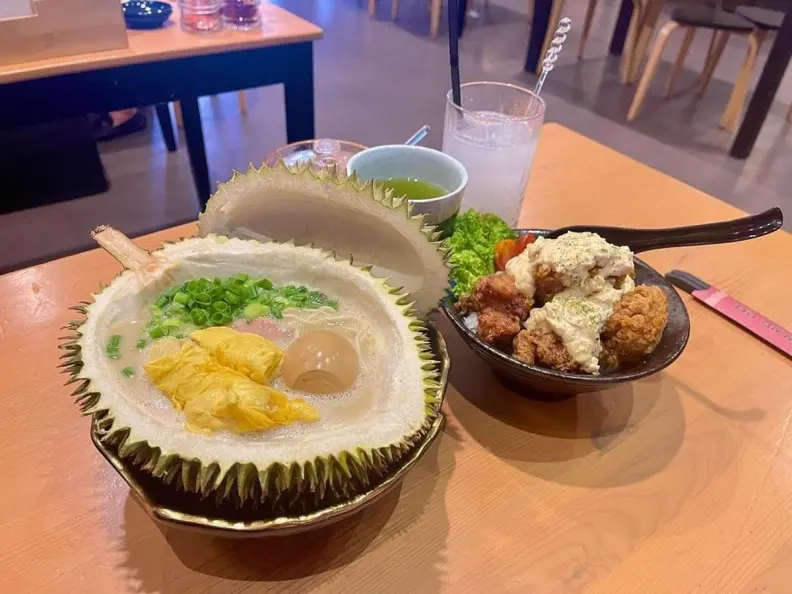 畫面好衝擊！日料餐廳推「榴槤拉麵」，大塊果肉搭豚骨湯頭整顆端上桌