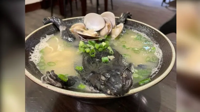 200克大青蛙趴碗裡!雲林暴紅「全蛙拉麵」每日限量6碗,店家:整隻啃才夠味 200克大青蛙趴碗裡!雲林暴紅「全蛙拉麵」每日限量6碗,店家:整隻啃才夠味