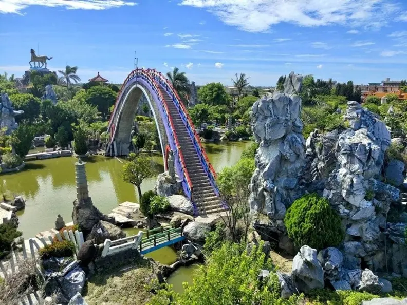 全台最大「寺廟主題公園」在這！破6000坪宛如大型迷宮，免費美拍彩虹彎橋