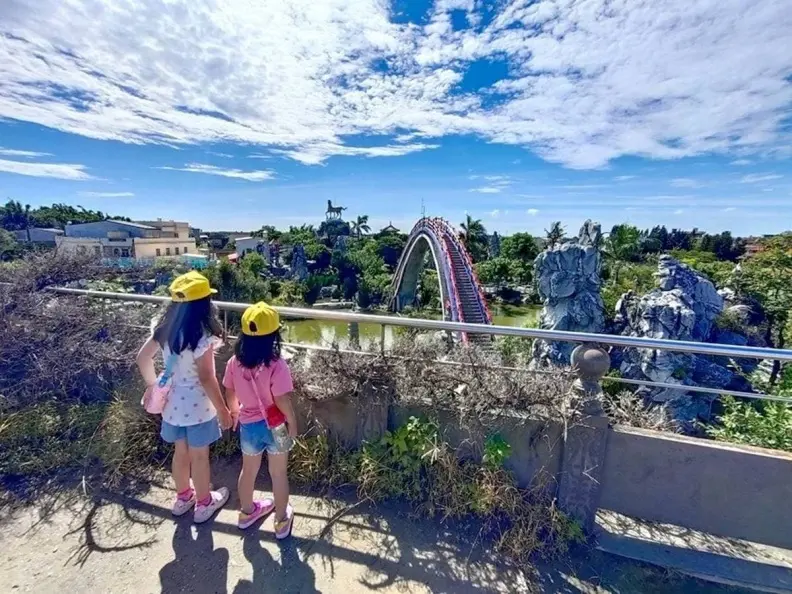 全台最大「寺廟主題公園」在這！破6000坪宛如大型迷宮，免費美拍彩虹彎橋