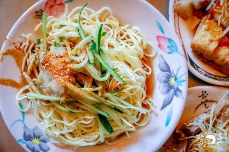 台北小資最愛午餐！銅板價「無名涼麵」大熱天排隊也要吃，內行１次狂掃10盒