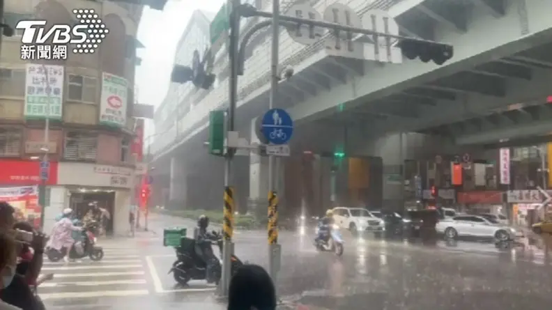 午後防大雷雨！一週持續高溫飆36度，週末海面恐生成輕颱