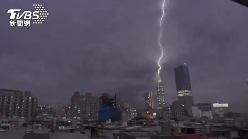 雷雨天千萬別做「這些事」!美國CDC示警:閃電可透過多種方式致人於死 雷雨天千萬別做「這些事」!美國CDC示警:閃電可透過多種方式致人於死