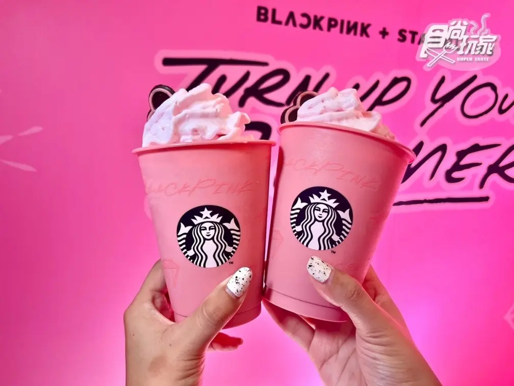 BLINK們快設鬧鐘!星巴克xBLACKPINK推限量聯名,星冰樂、18款周邊這天開搶 BLINK們快設鬧鐘!星巴克xBLACKPINK推限量聯名,星冰樂、18款周邊這天開搶