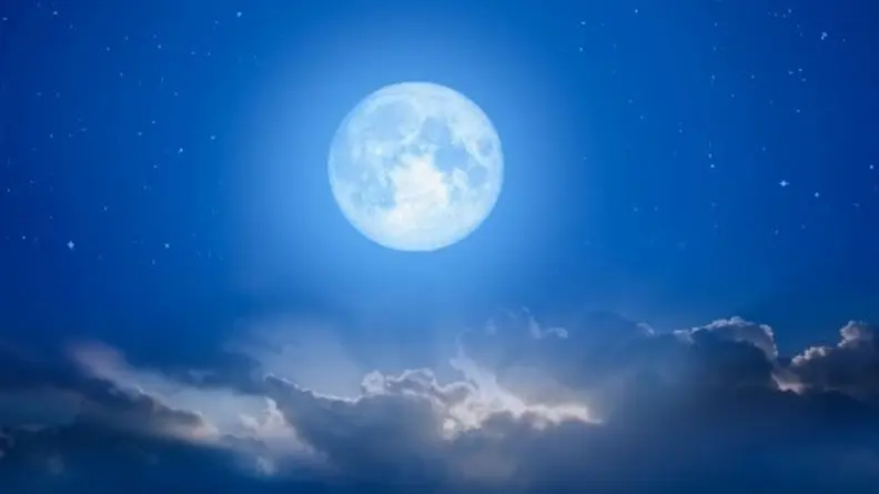 ８月罕見天文奇景！「這２天」出現超級滿月，英仙座流星雨最佳觀賞時間曝