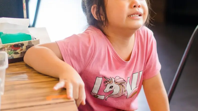 全網怒了！吃火鍋遇小孩哭鬧尖叫，媽遭勸竟反嗆「覺得吵可離開」