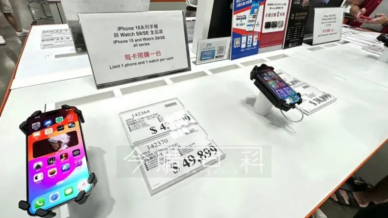 好市多iPhone 15開賣首日爆人潮！買家整排板凳卡位，現場實機展示搶先看