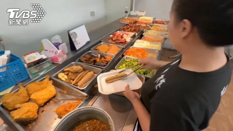 超佛心!自助餐內用吃到飽、外帶便當夾到滿都60元,2家店老闆親曝原因 超佛心!自助餐內用吃到飽、外帶便當夾到滿都60元,2家店老闆親曝原因