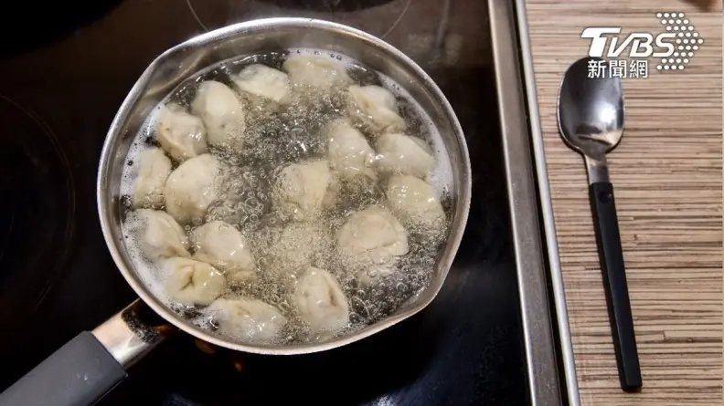 他煮水餃慘變鮮肉麵疙瘩!內行人點出失敗關鍵,網友加碼曝隱藏吃法 他煮水餃慘變鮮肉麵疙瘩!內行人點出失敗關鍵,網友加碼曝隱藏吃法